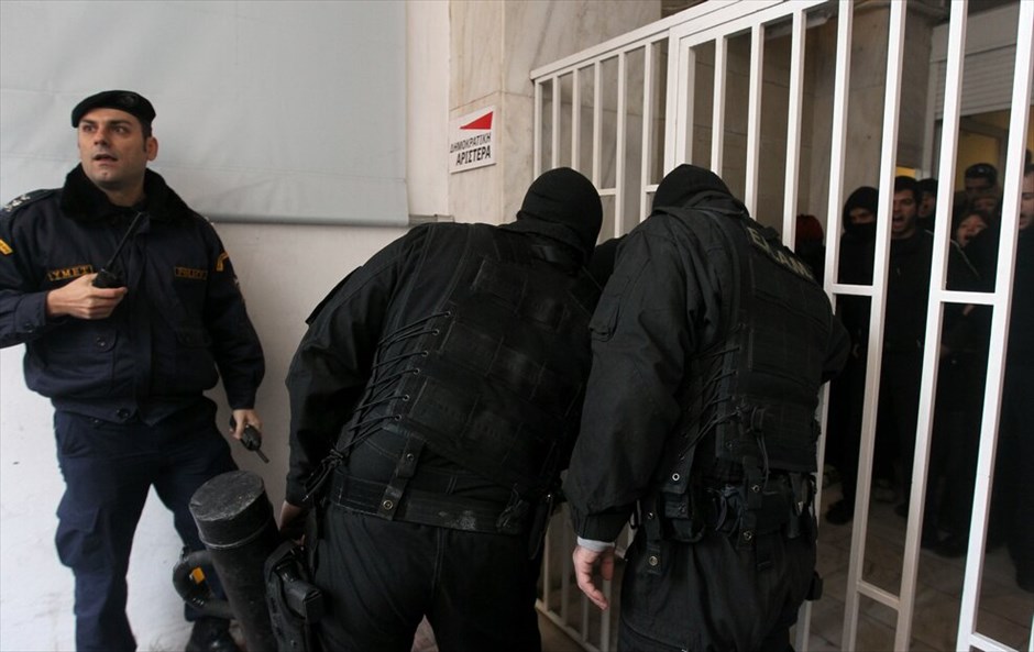 Κατάληψη των γραφείων της ΔΗΜΑΡ - Αστυνομική επιχείρηση στη Βίλα Αμαλία #3. Κατάληψη στα γραφεία της Δημοκρατικής Αριστεράς στην Αγίου Κωνσταντίνου πραγματοποίησε ομάδα περίπου 40 ατόμων, λίγη ώρα μετά την ολοκλήρωση της νέας επιχείρησης της ΕΛ.ΑΣ. στη βίλα Αμαλία.
