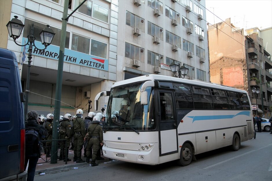 Κατάληψη των γραφείων της ΔΗΜΑΡ - Αστυνομική επιχείρηση στη Βίλα Αμαλία #4. Κατάληψη στα γραφεία της Δημοκρατικής Αριστεράς στην Αγίου Κωνσταντίνου πραγματοποίησε ομάδα περίπου 40 ατόμων, λίγη ώρα μετά την ολοκλήρωση της νέας επιχείρησης της ΕΛ.ΑΣ. στη βίλα Αμαλία.