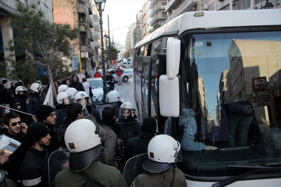 Κατάληψη των γραφείων της ΔΗΜΑΡ - Αστυνομική επιχείρηση στη Βίλα Αμαλία #7. Κατάληψη στα γραφεία της Δημοκρατικής Αριστεράς στην Αγίου Κωνσταντίνου πραγματοποίησε ομάδα περίπου 40 ατόμων, λίγη ώρα μετά την ολοκλήρωση της νέας επιχείρησης της ΕΛ.ΑΣ. στη βίλα Αμαλία.