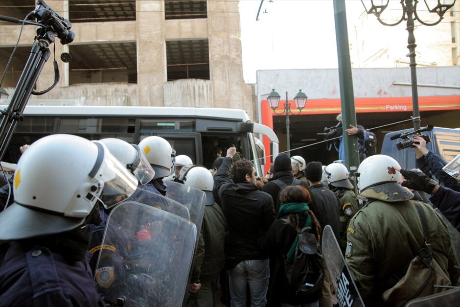 Κατάληψη των γραφείων της ΔΗΜΑΡ - Αστυνομική επιχείρηση στη Βίλα Αμαλία #8. Κατάληψη στα γραφεία της Δημοκρατικής Αριστεράς στην Αγίου Κωνσταντίνου πραγματοποίησε ομάδα περίπου 40 ατόμων, λίγη ώρα μετά την ολοκλήρωση της νέας επιχείρησης της ΕΛ.ΑΣ. στη βίλα Αμαλία.