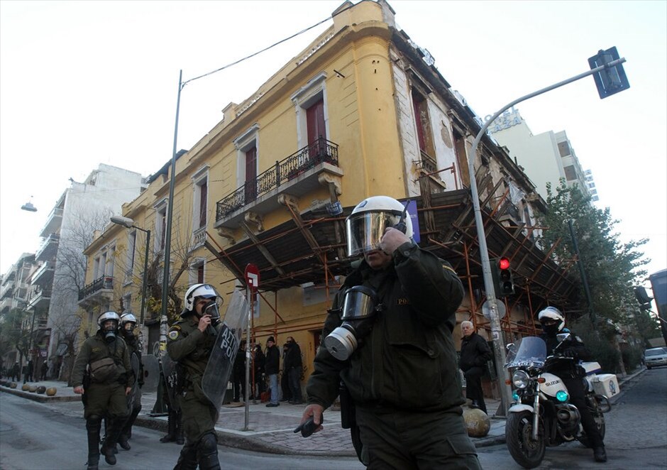 Κατάληψη των γραφείων της ΔΗΜΑΡ - Αστυνομική επιχείρηση στη Βίλα Αμαλία #11. Πριν από το περαστικό στα γραφείο της Δημοκρατικής Αριστεράς, προηγήθηκε νέα επιχείρηση της ΕΛ.ΑΣ. στη βίλα Αμαλία, μετά την ανακατάληψή της γύρω στις 7.30 το πρωί. Όλα ξεκίνησαν όταν, σύμφωνα με την αστυνομία, όταν 150 άτομα που φορούσαν κράνη και αντιασφυξιογόνες μάσκες επιτέθηκαν στη διμοιρία των ΜΑΤ που ήταν έξω από το κτήριο για τη φύλαξή του. Οι αστυνομικοί αιφνιδιάστηκαν και τελικά 101 άτομα εισέβαλαν στη Βίλα Αμαλία.