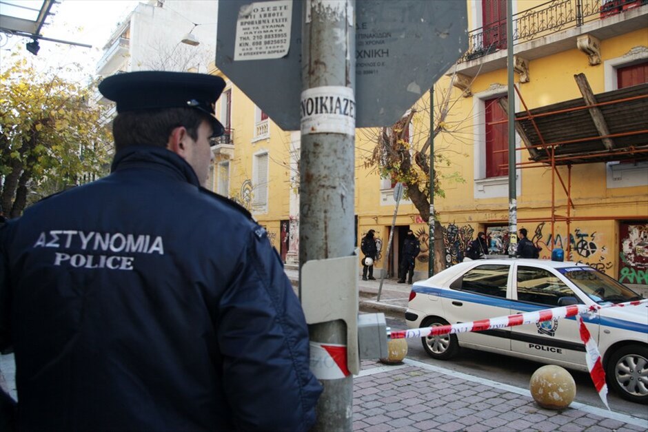 Κατάληψη των γραφείων της ΔΗΜΑΡ - Αστυνομική επιχείρηση στη Βίλα Αμαλία #12. Πριν από το περαστικό στα γραφείο της Δημοκρατικής Αριστεράς, προηγήθηκε νέα επιχείρηση της ΕΛ.ΑΣ. στη βίλα Αμαλία, μετά την ανακατάληψή της γύρω στις 7.30 το πρωί. Όλα ξεκίνησαν όταν, σύμφωνα με την αστυνομία, όταν 150 άτομα που φορούσαν κράνη και αντιασφυξιογόνες μάσκες επιτέθηκαν στη διμοιρία των ΜΑΤ που ήταν έξω από το κτήριο για τη φύλαξή του. Οι αστυνομικοί αιφνιδιάστηκαν και τελικά 101 άτομα εισέβαλαν στη Βίλα Αμαλία.