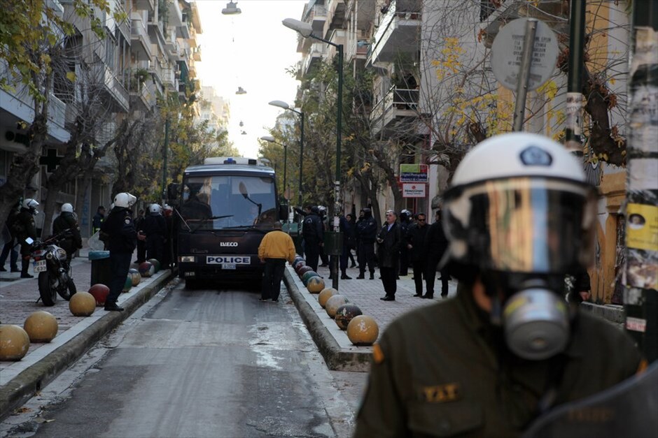 Κατάληψη των γραφείων της ΔΗΜΑΡ - Αστυνομική επιχείρηση στη Βίλα Αμαλία #16. Πριν από το περαστικό στα γραφείο της Δημοκρατικής Αριστεράς, προηγήθηκε νέα επιχείρηση της ΕΛ.ΑΣ. στη βίλα Αμαλία, μετά την ανακατάληψή της γύρω στις 7.30 το πρωί. Όλα ξεκίνησαν όταν, σύμφωνα με την αστυνομία, όταν 150 άτομα που φορούσαν κράνη και αντιασφυξιογόνες μάσκες επιτέθηκαν στη διμοιρία των ΜΑΤ που ήταν έξω από το κτήριο για τη φύλαξή του. Οι αστυνομικοί αιφνιδιάστηκαν και τελικά 101 άτομα εισέβαλαν στη Βίλα Αμαλία.