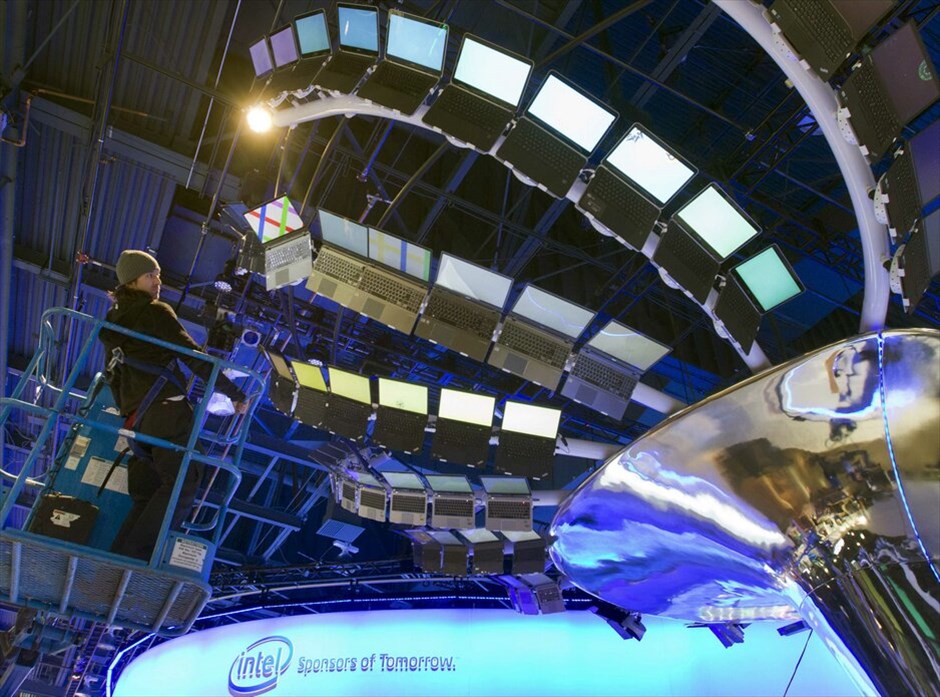 Η έκθεση CES 2013 #1. Δέντρο της Intel με 181 convertible Ultrabooks που ξεπερνάει σε ύψος τα 5 μέτρα.