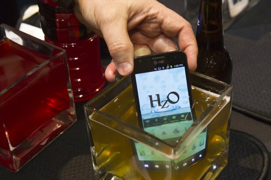 Η έκθεση CES 2013 #17. Mία από τις προτάσεις της HzO ήταν και η τεχνολογία WaterBlock για τα smartphones, η οποία αναμένεται να χρησιμοποιηθεί από τους αρκετούς κατασκευαστές στο μέλλον.