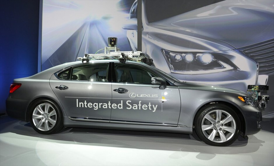 Η έκθεση CES 2013 #22. Η Toyota παρουσίασε στο Λας Βέγκας μία Lexus που φέρει την τεχνολογία ITS «Σύστημα Εξυπνης Μεταφοράς», το οποίο έχει ως στόχο να παρακολουθεί και να βοηθά τον οδηγό αλλά και να αναλαμβάνει τον έλεγχο του αυτοκινήτου σε μερικές περιπτώσεις.