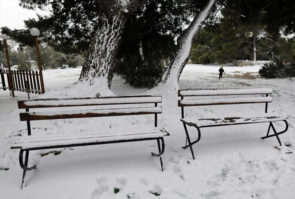 Χιόνια στην Αττική #1. Πυκνή είναι από το πρωί η χιονόπτωση στην Αττική, ακόμη και στο κέντρο της Αθήνας. Το έστρωσε στα βόρεια προάστια, με τον υδράργυρο λίγο πάνω από το μηδέν.