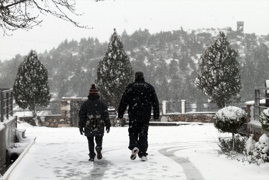 Χιόνια στην Αττική #5. Πυκνή είναι από το πρωί η χιονόπτωση στην Αττική, ακόμη και στο κέντρο της Αθήνας. Το έστρωσε στα βόρεια προάστια, με τον υδράργυρο λίγο πάνω από το μηδέν.