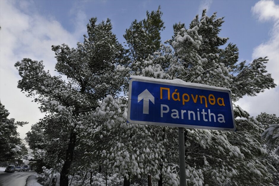 Χιόνια στην Αττική #7. Πυκνή είναι από το πρωί η χιονόπτωση στην Αττική, ακόμη και στο κέντρο της Αθήνας. Το έστρωσε στα βόρεια προάστια, με τον υδράργυρο λίγο πάνω από το μηδέν.