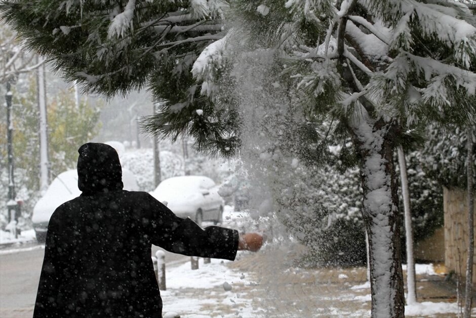 Χιόνια στην Αττική #9. Πυκνή είναι από το πρωί η χιονόπτωση στην Αττική, ακόμη και στο κέντρο της Αθήνας. Το έστρωσε στα βόρεια προάστια, με τον υδράργυρο λίγο πάνω από το μηδέν.