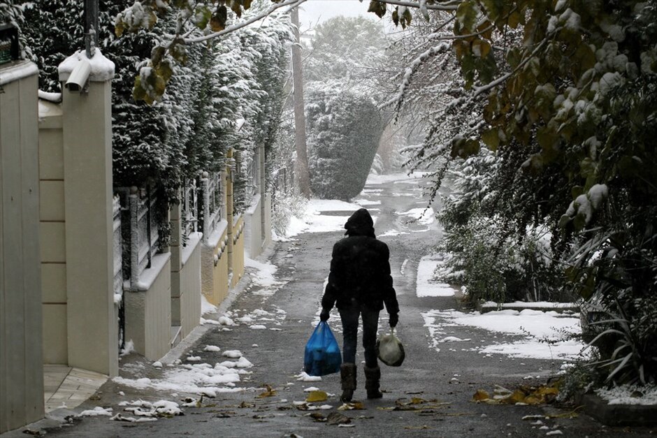 Χιόνια στην Αττική #10. Πυκνή είναι από το πρωί η χιονόπτωση στην Αττική, ακόμη και στο κέντρο της Αθήνας. Το έστρωσε στα βόρεια προάστια, με τον υδράργυρο λίγο πάνω από το μηδέν.