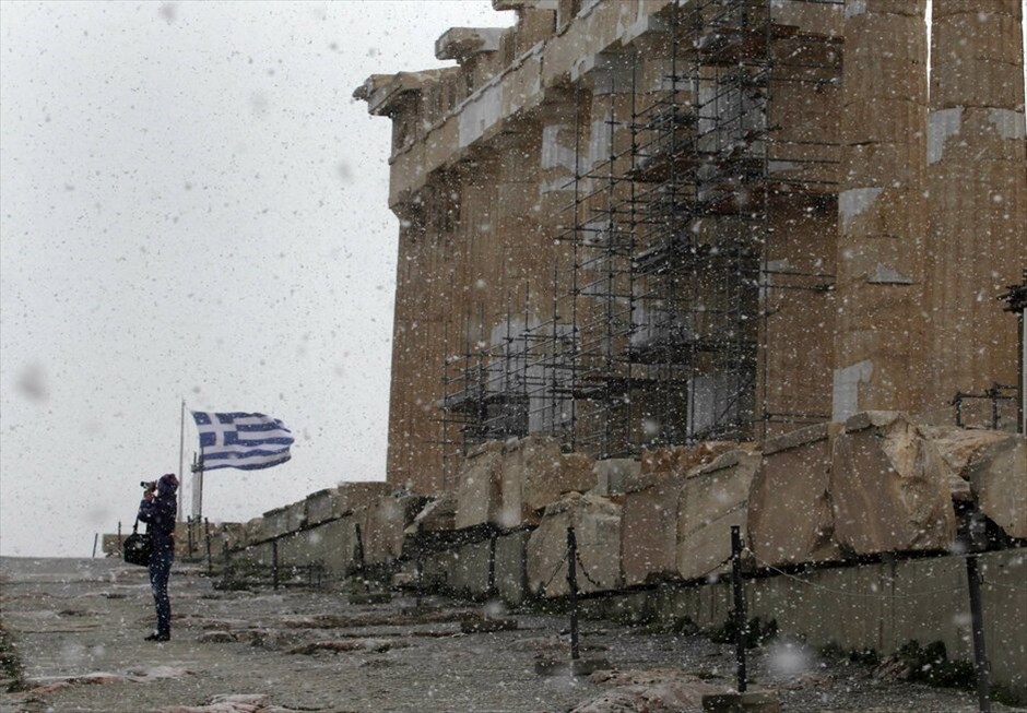 Χιόνια στην Αττική #15. Πυκνή είναι από το πρωί η χιονόπτωση στην Αττική, ακόμη και στο κέντρο της Αθήνας. Το έστρωσε στα βόρεια προάστια, με τον υδράργυρο λίγο πάνω από το μηδέν.