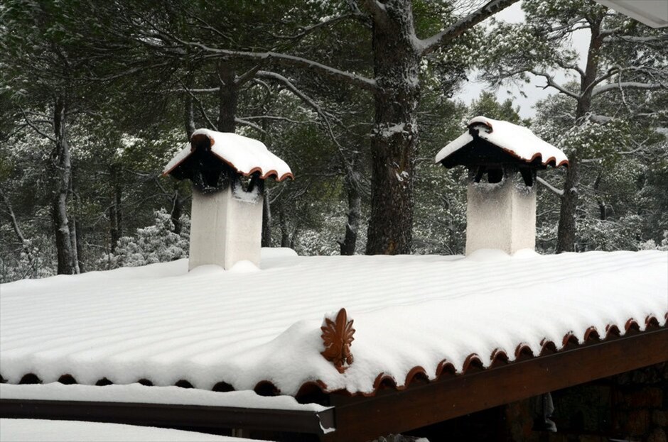 Χιόνια στην Αττική #17. Πυκνή είναι από το πρωί η χιονόπτωση στην Αττική, ακόμη και στο κέντρο της Αθήνας. Το έστρωσε στα βόρεια προάστια, με τον υδράργυρο λίγο πάνω από το μηδέν.