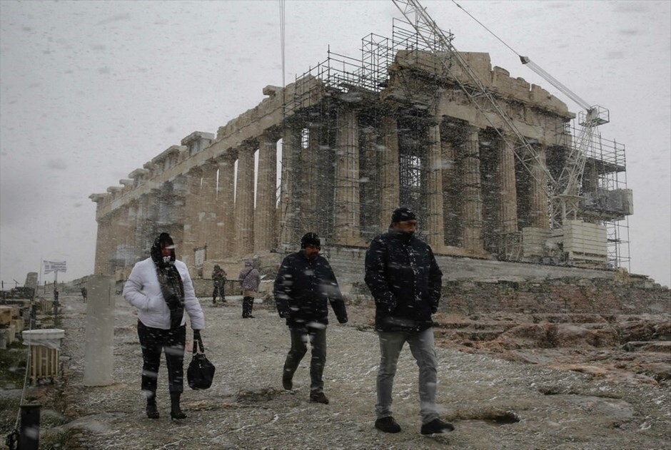 Χιόνια στην Αττική #22. Πυκνή είναι από το πρωί η χιονόπτωση στην Αττική, ακόμη και στο κέντρο της Αθήνας. Το έστρωσε στα βόρεια προάστια, με τον υδράργυρο λίγο πάνω από το μηδέν.