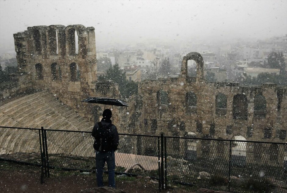 Χιόνια στην Αττική #23. Πυκνή είναι από το πρωί η χιονόπτωση στην Αττική, ακόμη και στο κέντρο της Αθήνας. Το έστρωσε στα βόρεια προάστια, με τον υδράργυρο λίγο πάνω από το μηδέν.