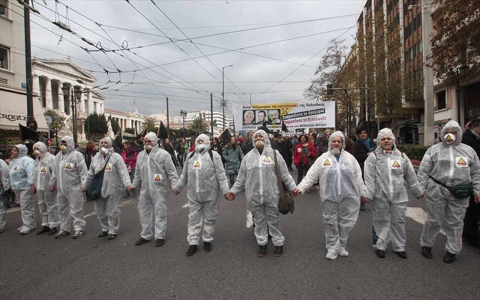 Πορεία διαμαρτυρίας κατά των μεταλλείων χρυσού Χαλκιδικής. Διαδηλωτές ντυμένοι με άσπρες φόρμες κατευθύνονται προς την Βουλή στην πορεία διαμαρτυρίας κατά των μεταλλείων χρυσού που διοργάνωσαν οι επιτροπές αγώνα Χαλκιδικής.