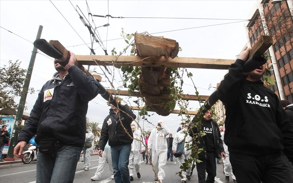 Πορεία διαμαρτυρίας κατά των μεταλλείων χρυσού Χαλκιδικής. Διαδηλωτές μεταφέρουν κομμένους κορμούς δένδρων από το δάσος των Σκουριών κατευθυνόμενοι προς την Βουλή στην πορεία διαμαρτυρίας κατά των μεταλλείων χρυσού που διοργάνωσαν οι επιτροπές αγώνα Χαλκιδικής.