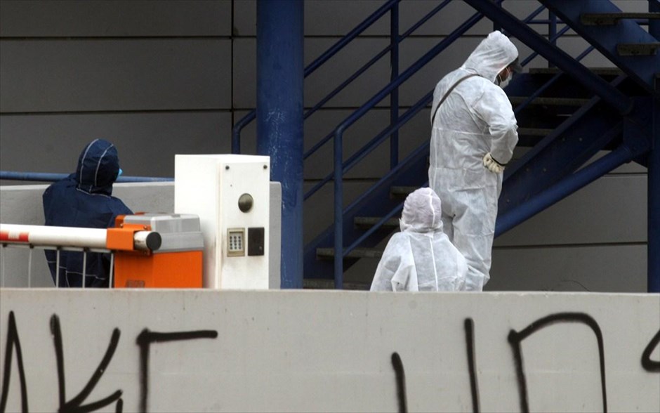 Επίθεση με καλάσνικοφ στα γραφεία της ΝΔ στη λεωφόρο Συγγρού . 
