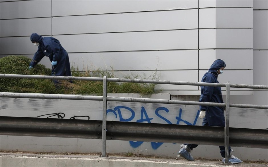 Επίθεση με καλάσνικοφ στα γραφεία της ΝΔ στη λεωφόρο Συγγρού . 