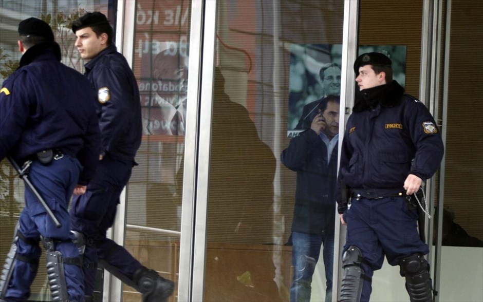 Επίθεση με καλάσνικοφ στα γραφεία της ΝΔ στη λεωφόρο Συγγρού . 