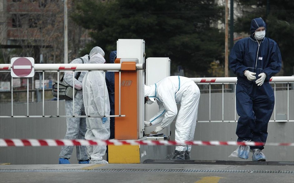 Επίθεση με καλάσνικοφ στα γραφεία της ΝΔ στη λεωφόρο Συγγρού . 