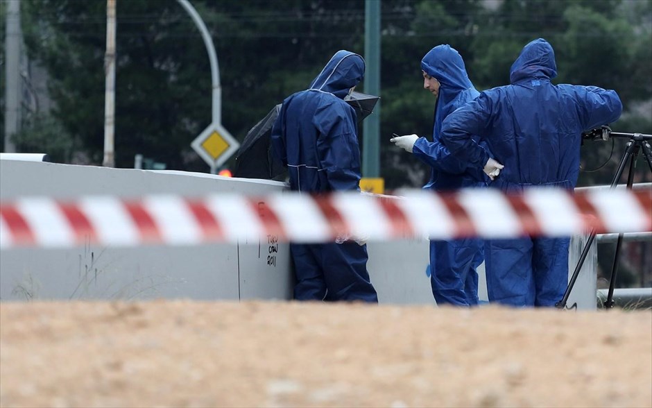 Επίθεση με καλάσνικοφ στα γραφεία της ΝΔ στη λεωφόρο Συγγρού . 