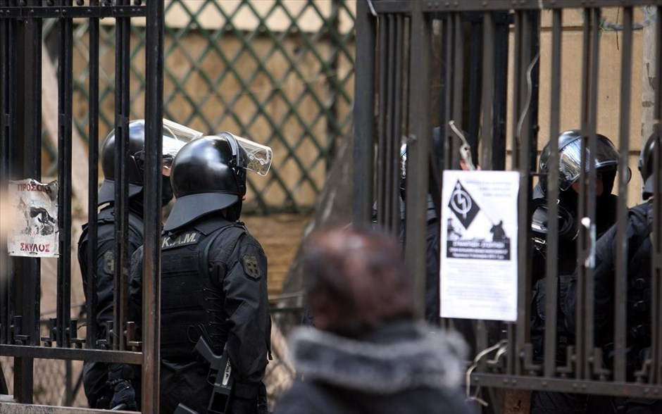 Επιχείρηση της αστυνομίας σε υπό κατάληψη κτίριο επί της οδού Λέλας Καραγιάννη. 