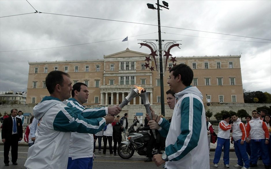Special Olympics - Φλόγα για τους 10ους Παγκόσμιους Χειμερινούς Αγώνες το 2013 στη Νότια Κορέα. Λαμπαδηδρόμοι παραδίδουν τη Φλόγα των Χειμερινών Special Olympics μπροστά στη Βουλή, Αθήνα.