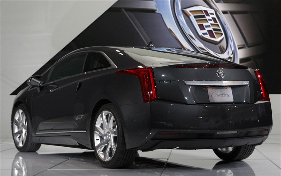 Detroit 2013 - Cadillac ELR plug-in hybrid #1. Πρώτη εμφάνιση για την Cadillac ELR plug-in, το πρώτο υβριδικό όχημα της Αμερικανικής εταιρείας. Ένα 2+2 coupe που βασίζεται στο πάτωμα και τα μηχανικά μέρη του Chevrolet Volt.
