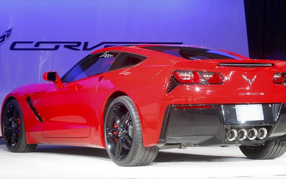 Detroit 2013 - Chevrolet Corvette Stingray #3. Η Corvette Stingray διαθέτει έναν νέο V8 κινητήρα 6,2 λίτρων, ο οποίος αποδίδει 450 ίππους με τη ροπή να ανέρχεται στα 609 Nm.