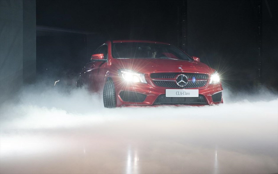 Detroit 2013 - Mercedes-Benz CLA . Ντεμπούτο στο Ντιτρόιτ για την Mercedes-Benz 2014 CLA-Class, η οποία στην ουσία είναι μια κουπέ τετράθυρη έκδοση της A Class. To νέο μοντέλο αναμένεται να κατασκευάζεται στο εργοστάσιο της Mercedes στην Ουγγαρία και θα βασίζεται στην πλατφόρμα MFA, από την οποία έχουν προκύψει η A Class και η B Class, αντίστοιχα.