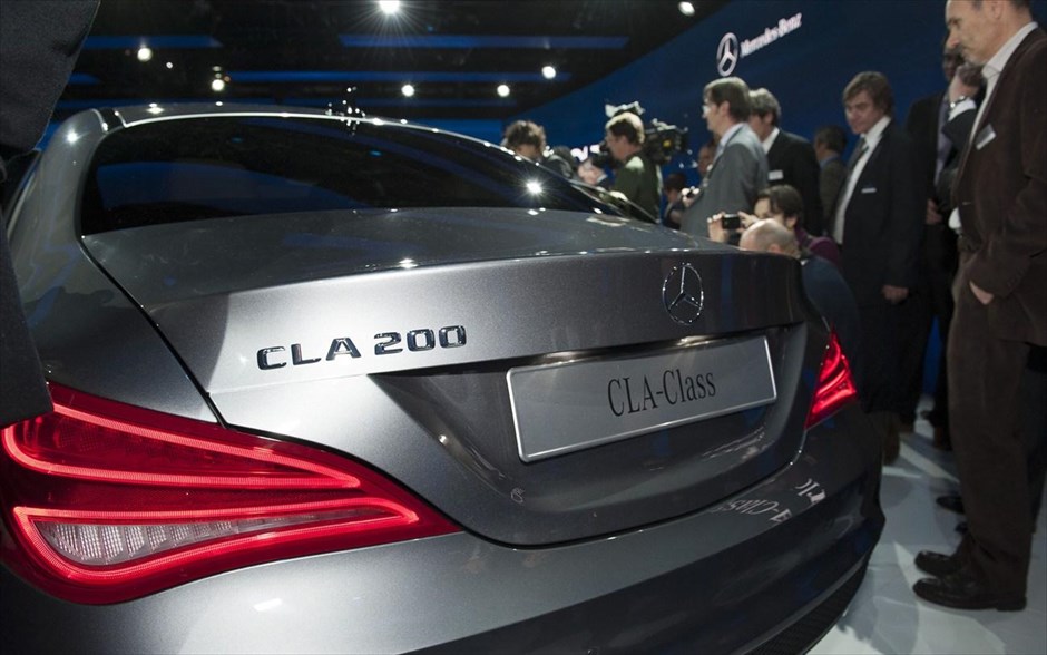 Detroit 2013 Mercedes-Benz CLA #1. Ντεμπούτο στο Ντιτρόιτ για την Mercedes-Benz 2014 CLA-Class, η οποία στην ουσία είναι μια κουπέ τετράθυρη έκδοση της A Class. To νέο μοντέλο αναμένεται να κατασκευάζεται στο εργοστάσιο της Mercedes στην Ουγγαρία και θα βασίζεται στην πλατφόρμα MFA, από την οποία έχουν προκύψει η A Class και η B Class, αντίστοιχα.