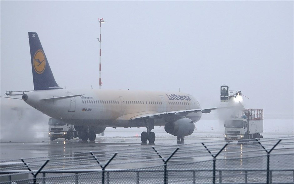 Αεροπλάνο της Lufthansa βρίσκεται καθηλωμένο στο αεροδρόμιο της Φρανκφούρτης λόγω καιρικών συνθηκών #2. &nbsp;Πάνω από 200 πτήσεις ματαιώθηκαν σήμερα από και προς το αεροδρόμιο της Φρανκφούρτης, το μεγαλύτερο της Γερμανίας και το τρίτο της&nbsp; Ευρώπης, εξαιτίας του χιονιού και του παγετού.