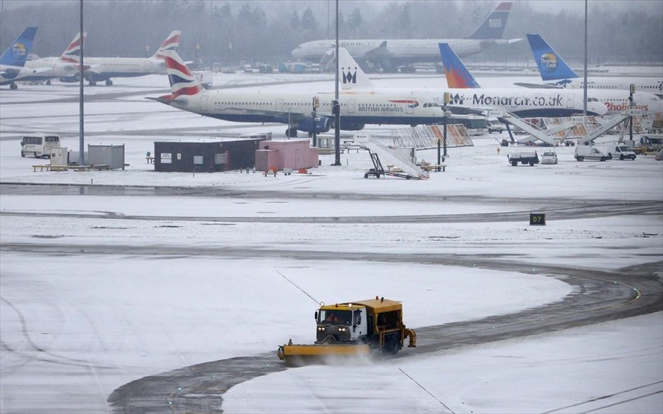 Κακοκαιρία και χιονοπτώσεις στη Βρετανία. Προβλήματα στο Ηνωμένο Βασίλειο προκαλεί η κακοκαιρία και η συνεχιζόμενη χιονόπτωση που πλήτει τη χώρα. Στη φωτογραφία στιγμιότυπο από το αεροδρόμιο του Μάντσεστερ. 21 Ιανουαρίου 2013.