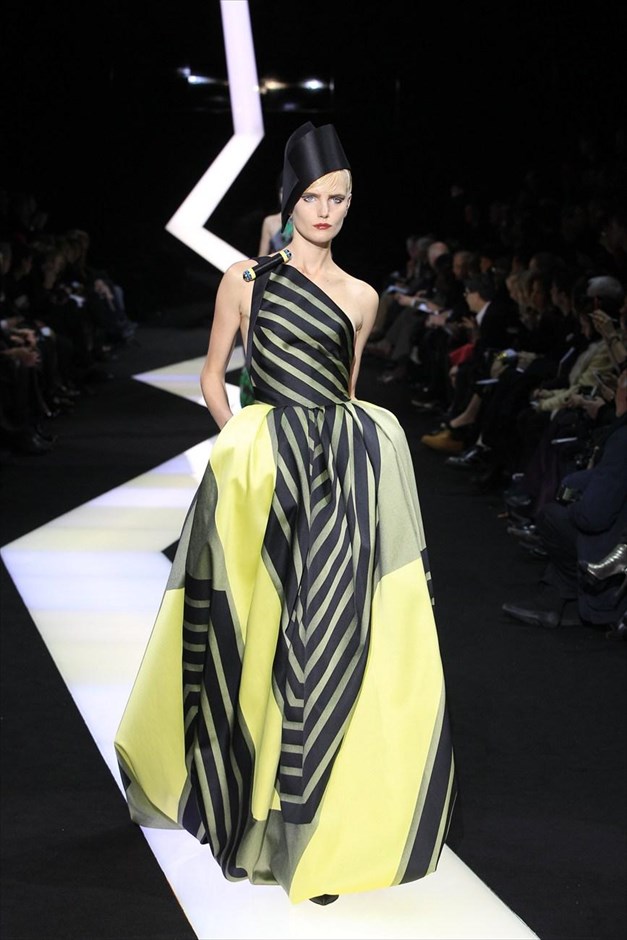 Giorgio Armani - Εβδομάδα Υψηλής Ραπτικής στο Παρίσι #4. Μοντέλο παρουσιάζει δημιουργία από τη συλλογή Ανοιξη – Καλοκαίρι 2013, του Ιταλού σχεδιαστή Giorgio Armani, στην εβδομάδα Μόδας Υψηλής Ραπτικής του Παρισίου.