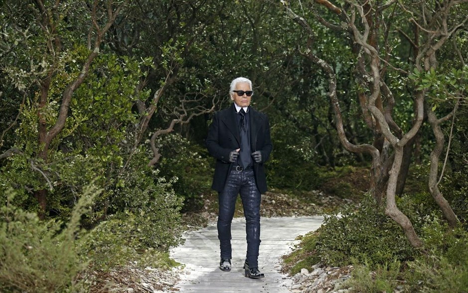 Karl Lagerfeld - Εβδομάδα Υψηλής Ραπτικής στο Παρίσι #0. Ο Γερμανός σχεδιαστής Karl Lagerfeld παρουσιάζει τη συλλογή του Ανοιξη – Καλοκαίρι 2013, για τον οίκο Μόδας Chanel, στην εβδομάδα Μόδας Υψηλής Ραπτικής του Παρισίου.