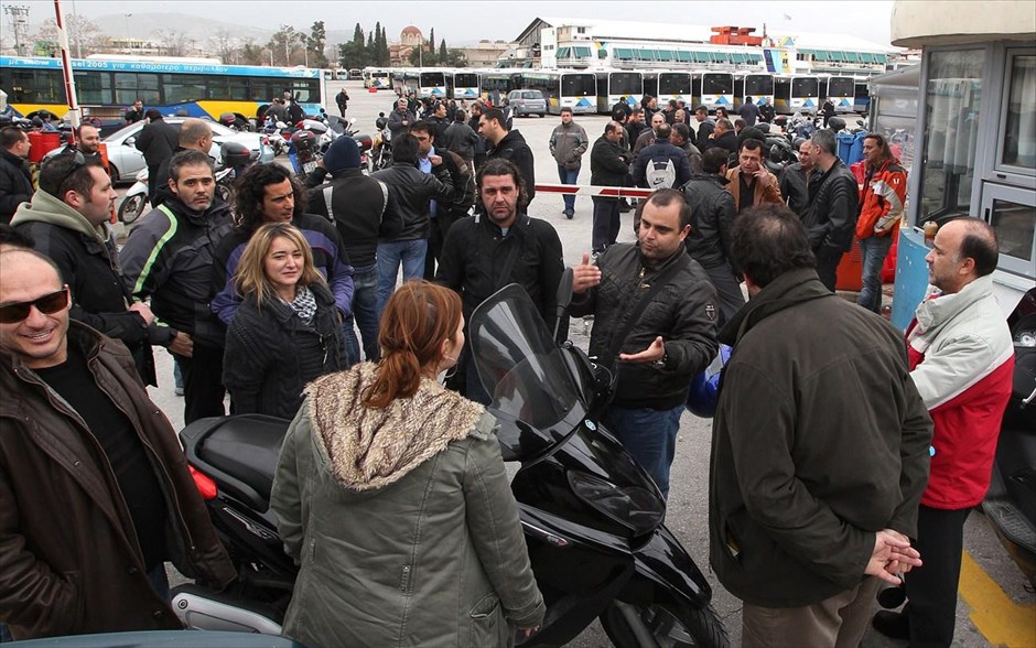 Απεργία μέσων μαζικής μεταφοράς  - ΕΘΕΛ - Αμαξοστάσιο Βοτανικός - Περιφρούρηση #1. Εργαζόμενοι της ΕΘΕΛ συγκεντρώνονται στο αμαξοστάσιο του Βοτανικού προκειμένου να περιφρουρήσουν την απεργία τους.