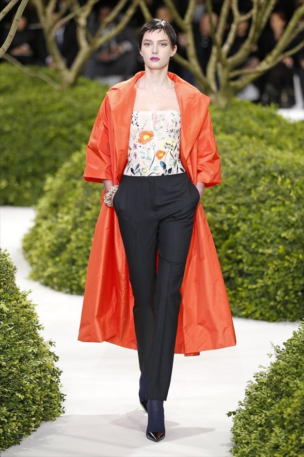Dior - Εβδομάδα Υψηλής Ραπτικής στο Παρίσι #2. Μοντέλo παρουσιάζει δημιουργία από τη συλλογή Ανοιξη – Καλοκαίρι 2013, του Βέλγου σχεδιαστή Raf Simons, για τον οίκο Dior, στην εβδομάδα Μόδας Υψηλής Ραπτικής του Παρισίου.