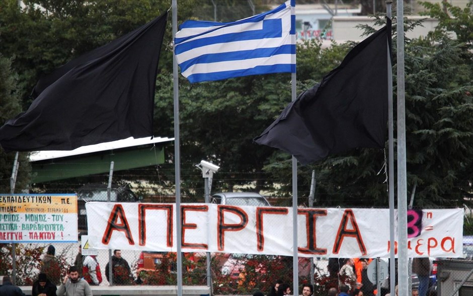 Αμαξοστάσιο μετρό - Σεπόλια - Απεργία. Εργαζόμενοι στο μετρό συγκεντρώνονται προκειμένου να περιφρουρήσουν την απεργία τους, στο αμαξοστάστιο του μετρό στα Σεπόλια, όπου έχουν αναρτηθεί μαύρες σημαίες δίπλα στην Ελληνική, την Πέμπτη 24 Ιανουαρίου 2013. Να συνεχίσουν τη στάση εργασίας τους έως τη λήξη της βάρδιας αποφάσισαν τα σωματεία εργαζομένων σε ηλεκτρικό, τραμ και λεωφορεία, μετά την απόφαση της κυβέρνησης για επίταξη. Επίσης, την προκήρυξη 24ωρης απεργίας για αύριο και επαναλαμβανόμενων κινητοποιήσεων τις επόμενες ημέρες αποφάσισαν οι εργαζόμενοι της ΕΘΕΛ και του προαστιακού.