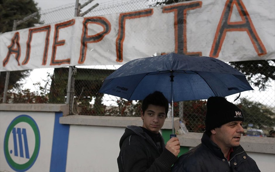 Απεργία Μετρό  - Reuters. Απεργός του μετρό της Αθήνας στέκεται μαζί με τον γιό του έξω από το αμαξοστάσιο του μετρό στα Σεπόλια.