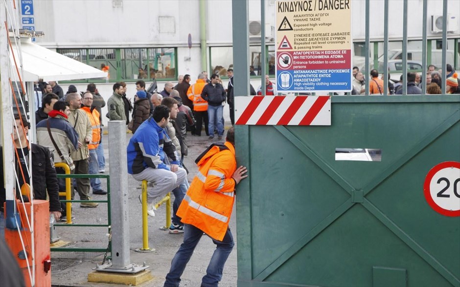 Συγκέντρωση απεργών εργαζομένων στο αμαξοστάσιο του Μετρό στα Σεπόλια. Συγκέντρωση απεργών εργαζομένων στο αμαξοστάσιο του Μετρό στα Σεπόλια.