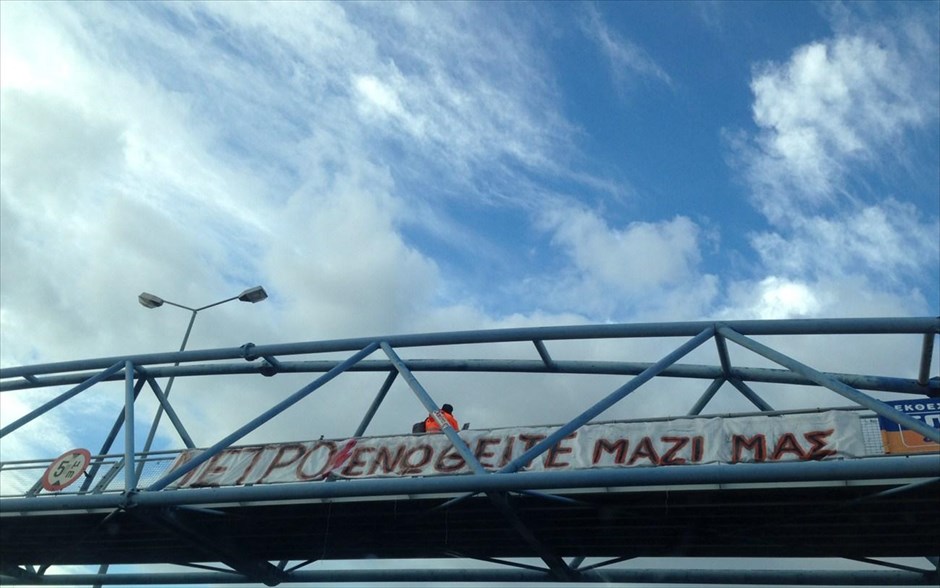 Μετρό - απεργοί. Ακινητοποιημένοι παραμένουν για ένατη ημέρα οι συρμοί του μετρό, ενώ χειρόφρενο έχουν τραβήξει σήμερα και τα υπόλοιπα μέσα μαζικής μεταφοράς.