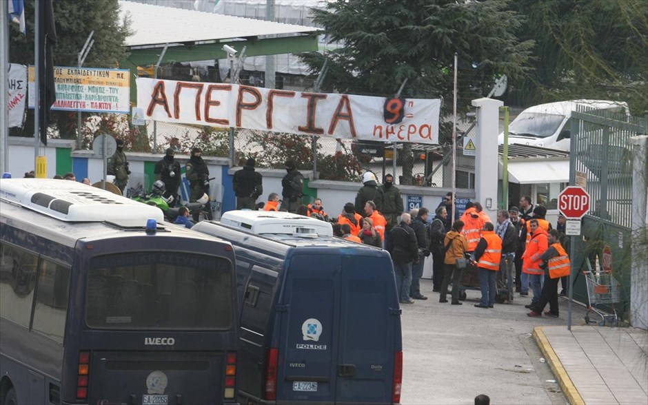 Μετρό - Επέμβαση της αστυνομίας στα Σεπόλια #3. Eπέμβαση της αστυνομίας ;έγινε στο αμαξοστάσιο του μετρό στα Σεπόλια τα ξημερώματα, μετά την πολιτική επιστράτευση του προσωπικού από την κυβέρνηση.