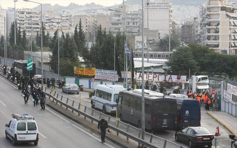 Μετρό - Επέμβαση της αστυνομίας στα Σεπόλια #4. Eπέμβαση της αστυνομίας ;έγινε στο αμαξοστάσιο του μετρό στα Σεπόλια τα ξημερώματα, μετά την πολιτική επιστράτευση του προσωπικού από την κυβέρνηση.