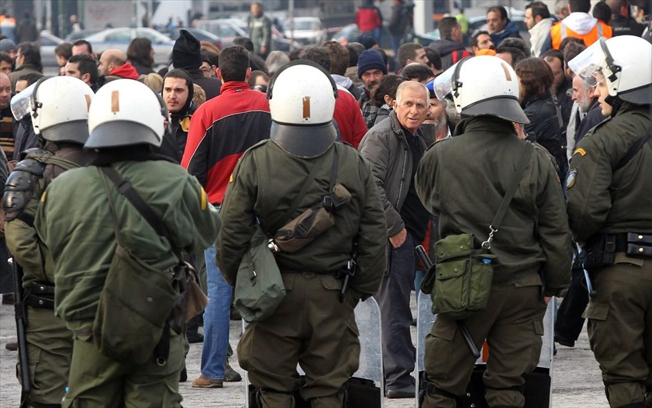 Επέμβαση των ΜΑΤ στο αμαξοστάσιο του μετρό. Εργαζόμενοι του ΜΕΤΡΟ και άνδρες των ΜΑΤ έξω από το αμαξοστάσιο του Μετρό στα Σεπόλια.