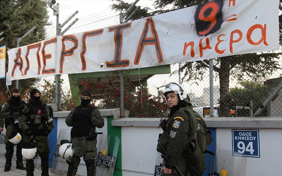 Μετρό - Επέμβαση της αστυνομίας στα Σεπόλια #16. Aνδρες των ΜΑΤ έξω από το αμαξοστάσιο του Μετρό στα Σεπόλια.
