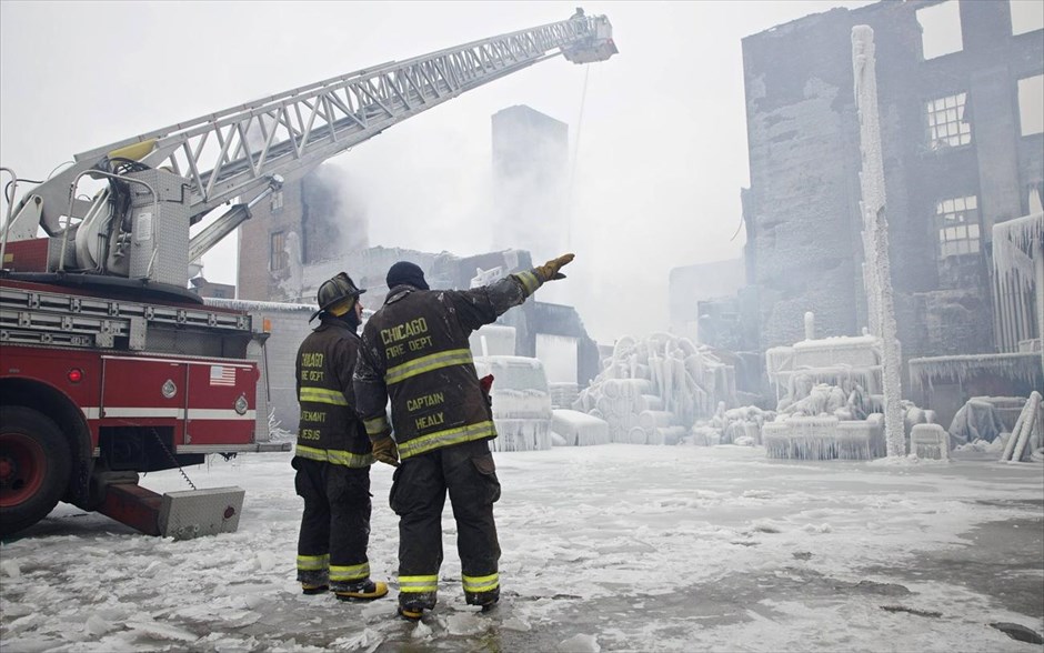 Φωτιά σε αποθήκη στο Σικάγο #10. Πυροσβέστες ρίχνουν νερό σε θερμά σημεία, σε μία αποθήκη καλυμμένη από πάγο, που έπιασε φωτιά την Τρίτη το βράδυ στο Σικάγο, 22 Ιανουαρίου 2013.