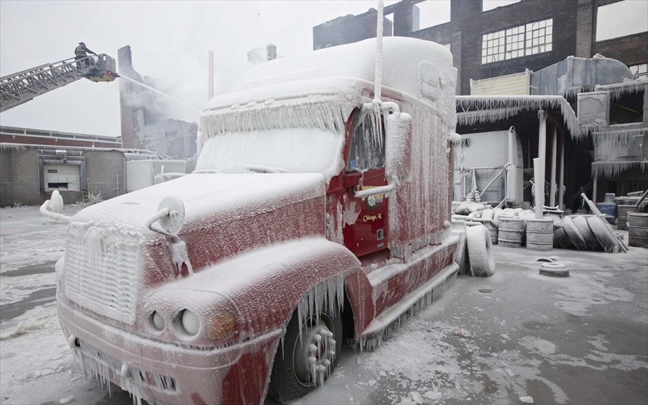 Φωτιά σε αποθήκη στο Σικάγο #11. Φορτηγό καλυμμένο από πάγο, μπροστά από την αποθήκη που έπιασε φωτιά στο Σικάγο, στις 22 Ιανουαρίου 2013.
