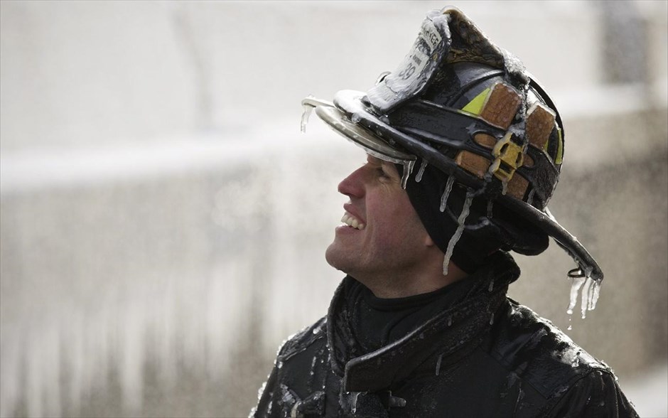 Φωτιά σε αποθήκη στο Σικάγο #15. Ο πυροσβέστης Michael De Jesus χειρίζεται μία αντλία νερού, καθώς προσπαθεί να βοηθήσει στην κατάσβεση της πυρκαγιάς που έχει ξεσπάσει σε αποθήκη στο Σικάγο εδώ και δύο μέρες.