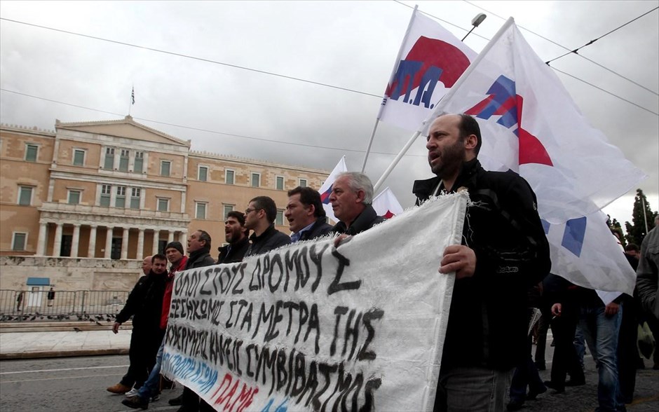 ΠΑΜΕ - Πορεία - Σύνταγμα. Συνδικαλιστές του ΠΑΜΕ φωνάζουν συνθήματα στο συλλαλητήριο αλληλεγγύης των εργαζομένων στα Μέσα Μαζικής Μεταφοράς μπροστά στο κτήριο της Βουλής.